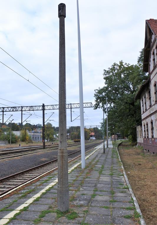 Lubań - przedwojenne słupy na dworcu kolejowym (1).JPG