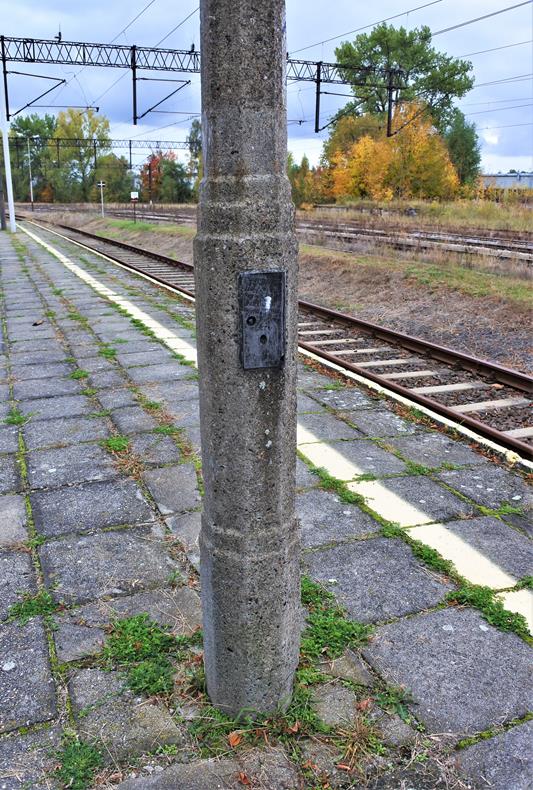 Lubań - przedwojenne słupy na dworcu kolejowym (2).JPG