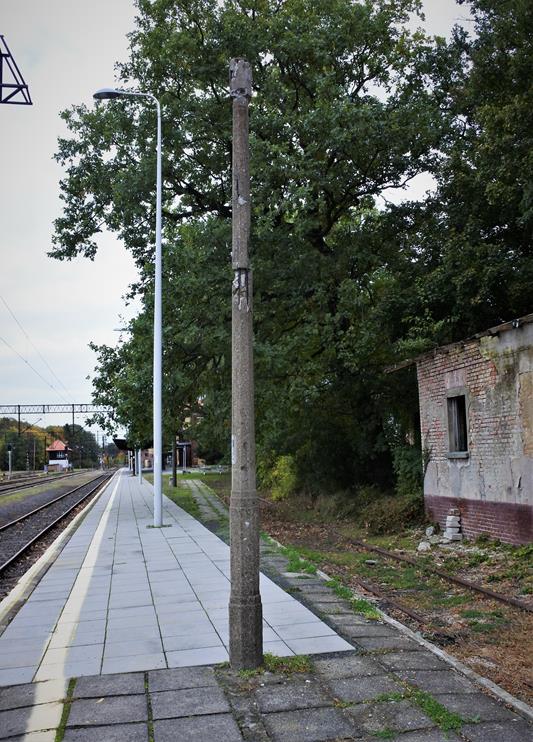 Lubań - przedwojenne słupy na dworcu kolejowym (3).JPG