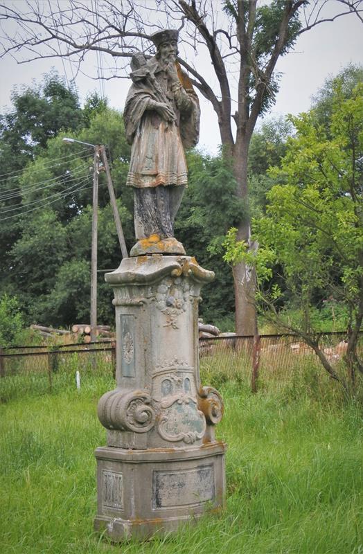 Wojbórz - rzeźba św. Jana Nepomucena (2).JPG