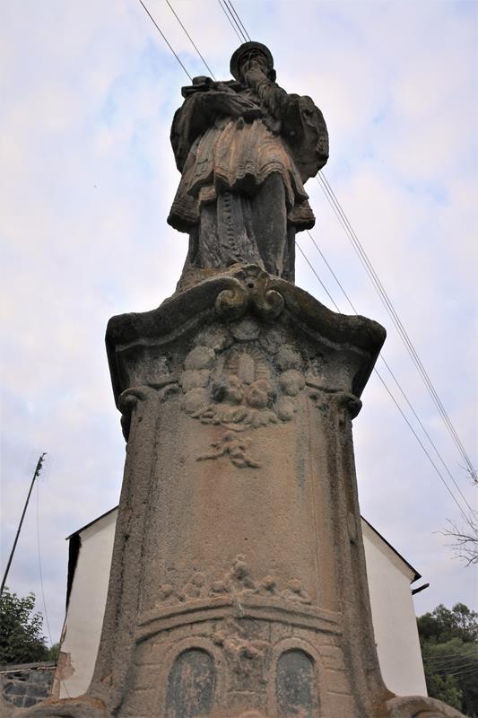 Wojbórz - rzeźba św. Jana Nepomucena (10).JPG