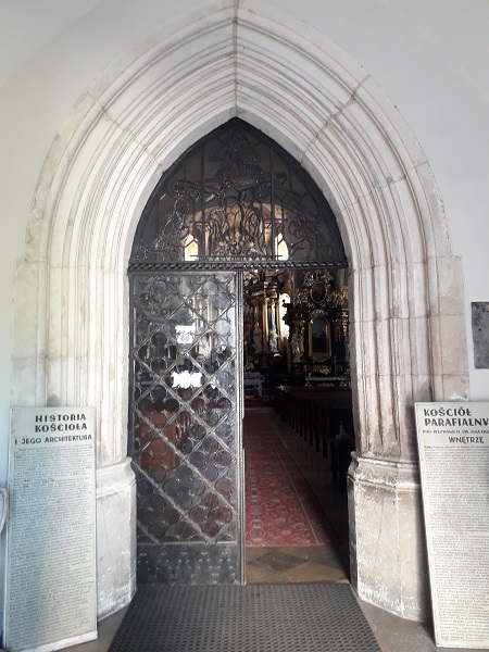Pinczow kosciol portal gotycki.jpg