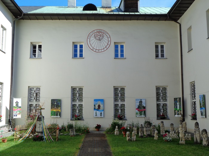 Pinczow kosciol klasztor dziedziniec lapidarium.JPG