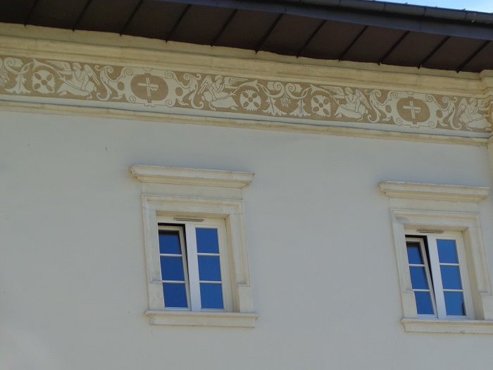 Pinczow kosciol klasztor okna i dekoracja.JPG