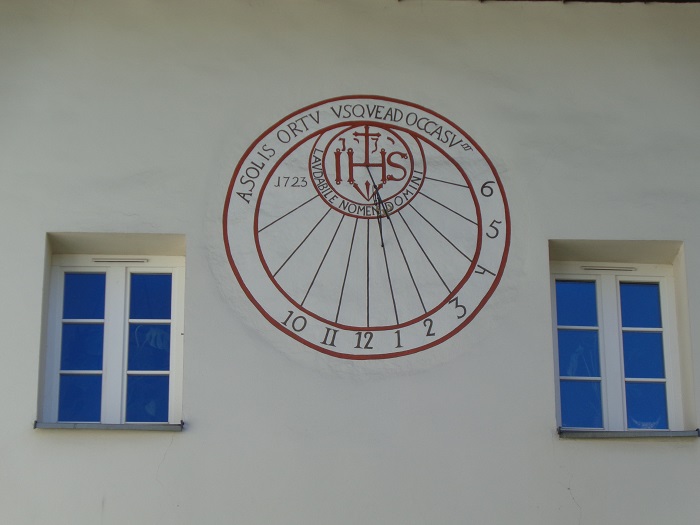 Pinczow kosciol klasztor zegar sloneczny.JPG
