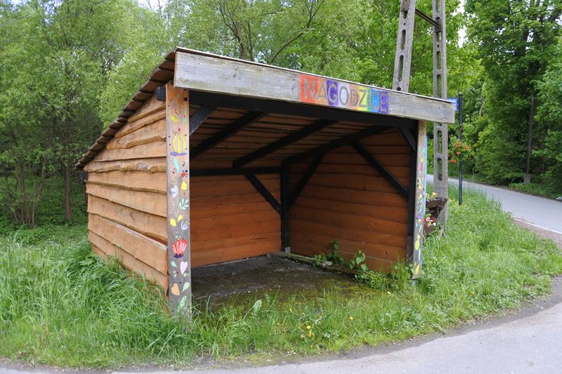 Nagodzice - przystanek autobusowy przy dawnym młynie (1).JPG