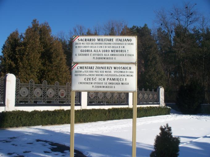 Cmentarzem opiekuje się ambasada Włoch.JPG