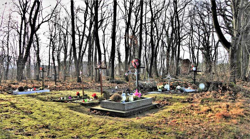 Dawny cmentarz ewangelicki, a po wojnie katolicki (1).JPG