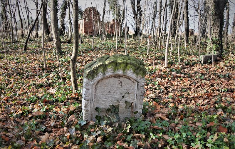 Dawny cmentarz ewangelicki, a po wojnie katolicki (4).JPG