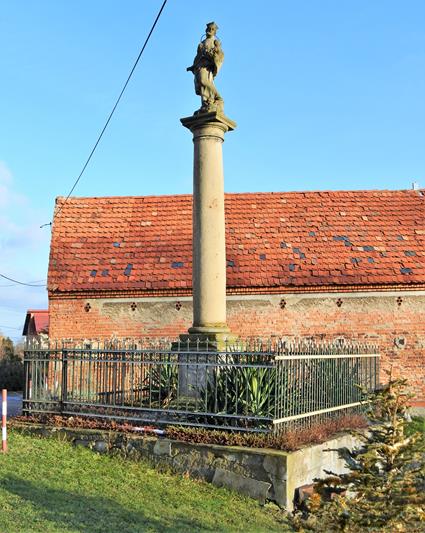 Wierzbna - kolumna ze św. Janem Nepomucenem (1).JPG
