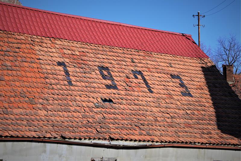 Piotrowce - dom z datą na dachu (2).JPG