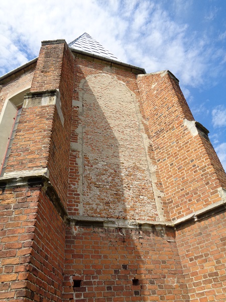 Przemykow kosciol prezbiterium zamurowane okno gotyckie.JPG
