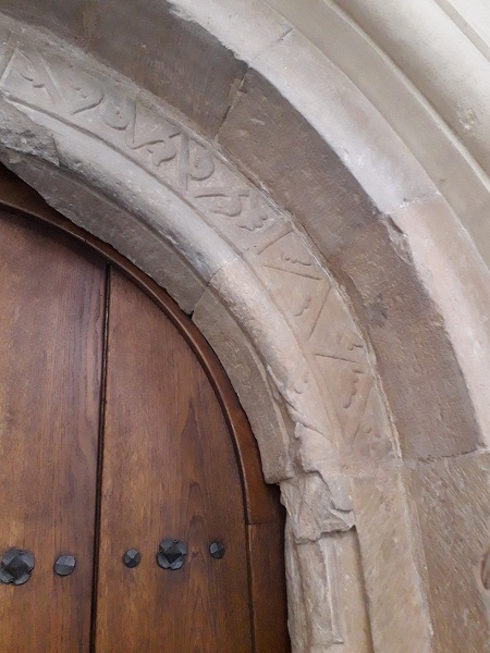 KR kosciol dominikanow klasztor romanski portal dekoracja luku.jpg
