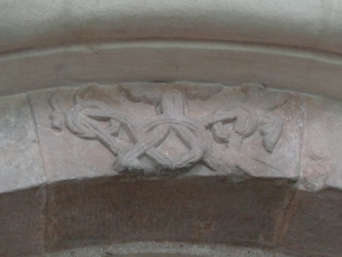 KR kosciol dominikanow krasztor romanski portal fragment plecionki.JPG