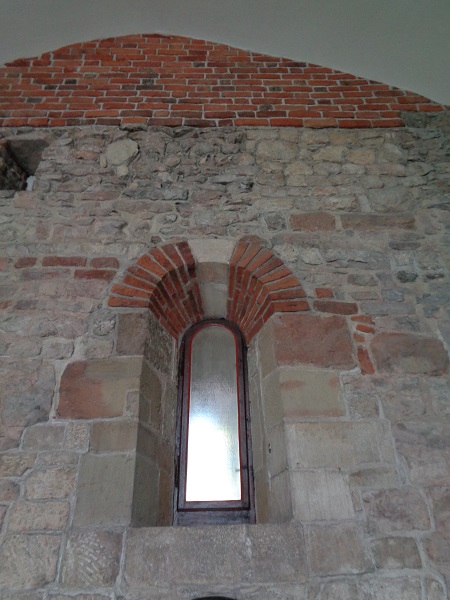 KR kosciol dominikanow klasztor romanskie okienko.JPG