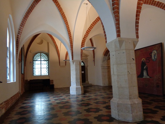 KR kosciol dominikanow klasztor pomieszczenie z kolumnami.JPG