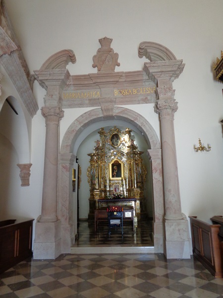 Bobowa kosciol parafialny portal do kaplicy.JPG