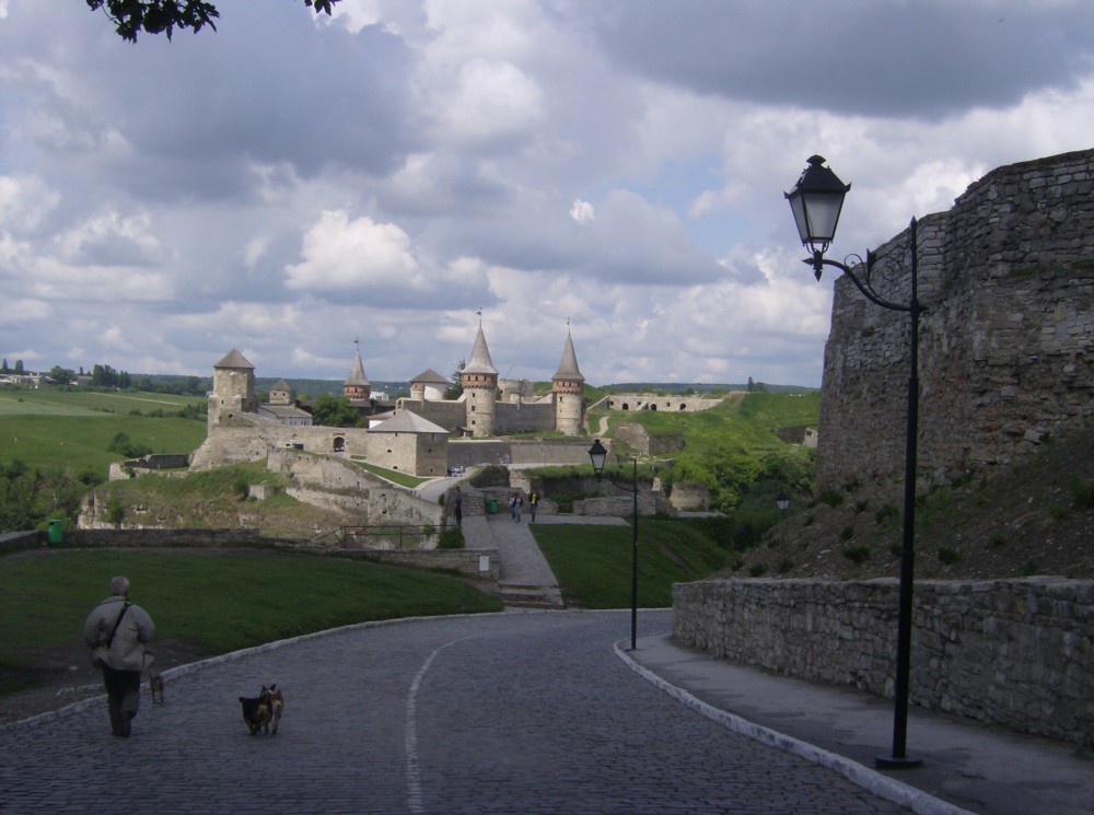 8 brama miejska stary i nowy zamek spod bastionu ormianskiego.JPG