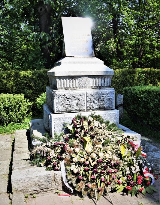 Dawny pomnik poległych (3).JPG