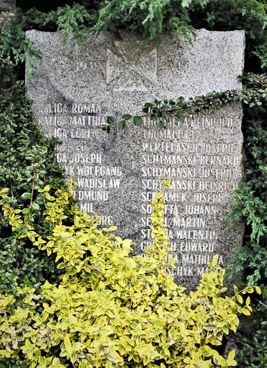 Rostkowice - pomnik (4).JPG