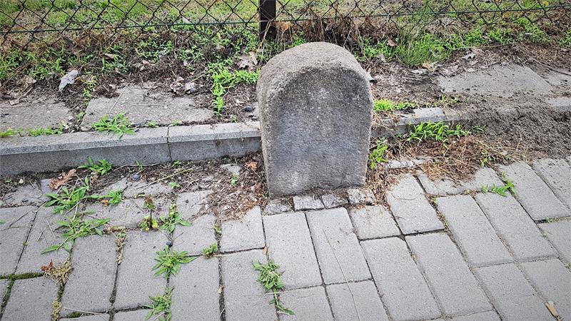 Kamienie drogowe przy ulicy Prężyńskiej (3).jpg