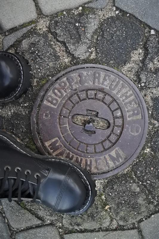 Moje nowe baleriny i stara pokrywa hydrantu (1).JPG