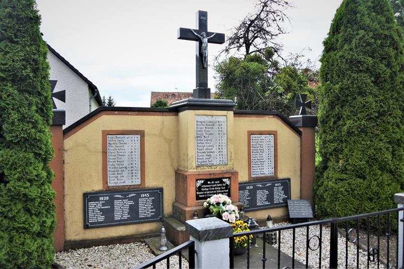 Brożec - pomnik poległych (1).JPG