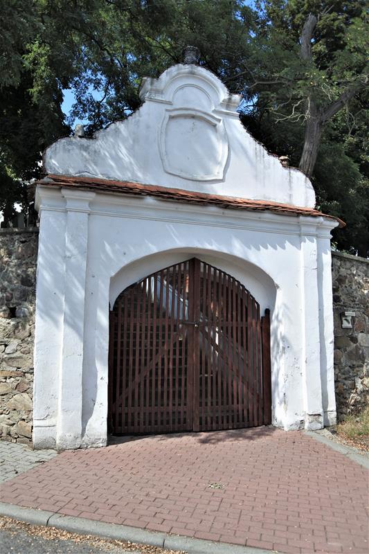 Reper przy kościelnej bramie (4).JPG