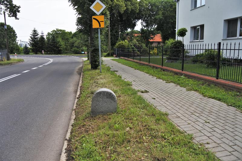 Głogówek - kamień drogowy (1).JPG