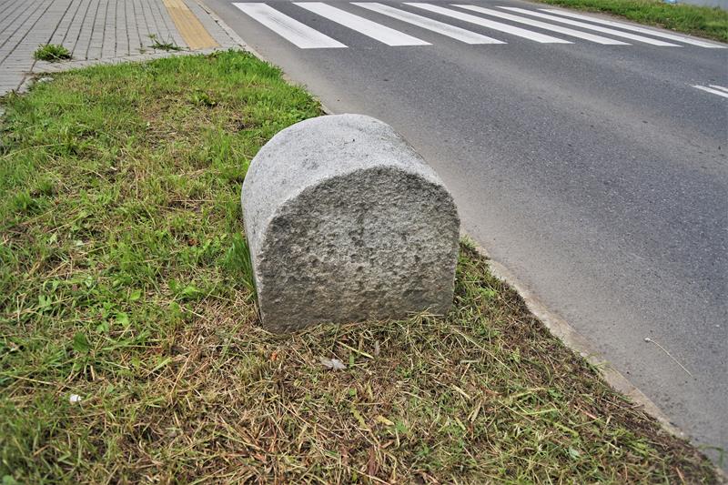 Głogówek - kamień drogowy (3).JPG