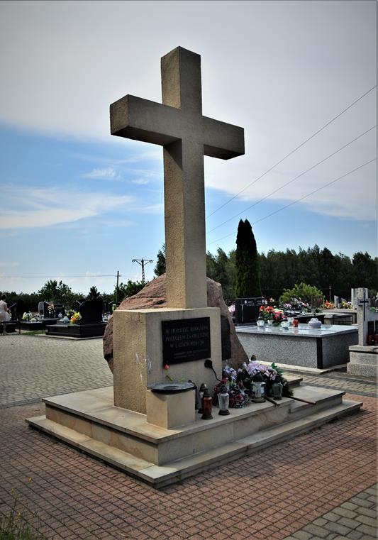 Pomnik na cmentarzu (1).JPG