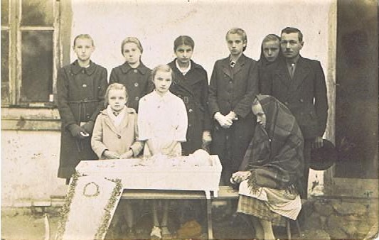Pogrzeb 2 letniego Stanisława Kalety, s Józefa i Marii w 1943 roku.jpg