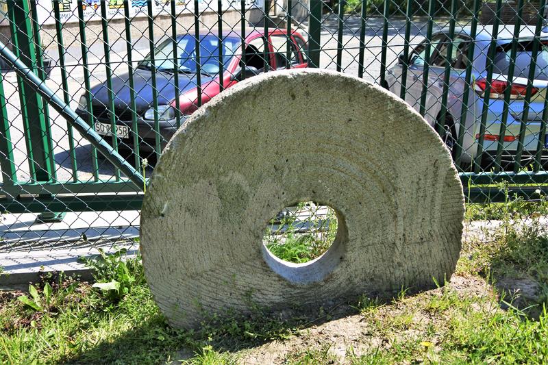 Kamień młyński  z Pokrzywnej (2).JPG