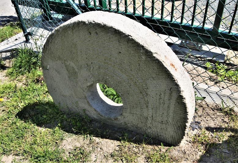 Kamień młyński  z Pokrzywnej (3).JPG