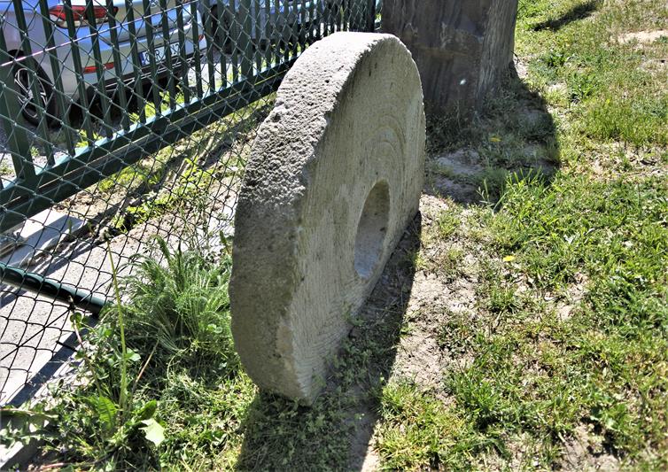 Kamień młyński  z Pokrzywnej (4).JPG