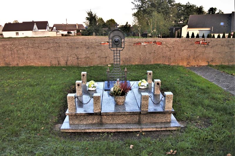 Symboliczny grób (2).JPG