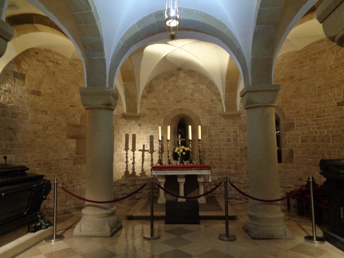 Wawel katedra krypta sw. Leonrada wnetrze.JPG