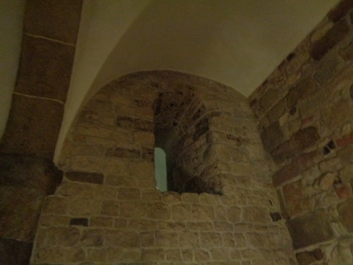 Wawel katedra krypta sw Leonarda okno romanskie.JPG