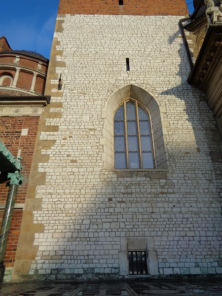 Wawel katedra Wieza Srebrnych Dzwonow fragment romanski.JPG