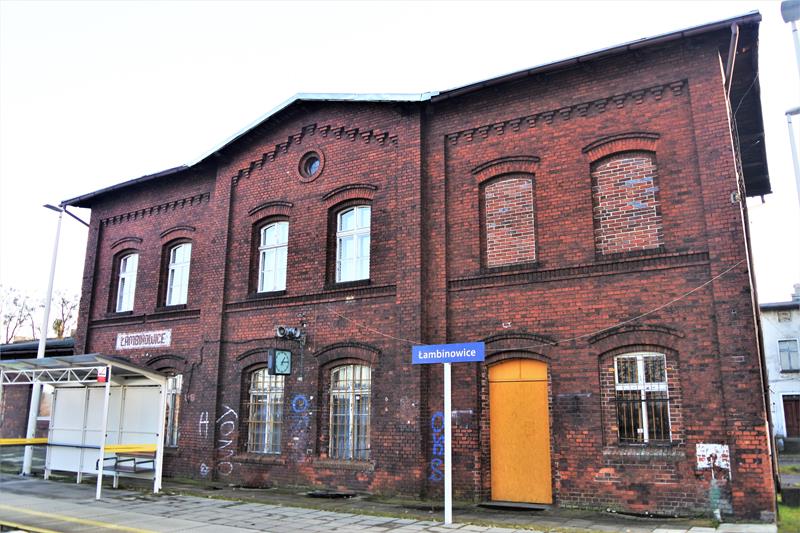 Łambinowice - stacja i dworzec (2).JPG