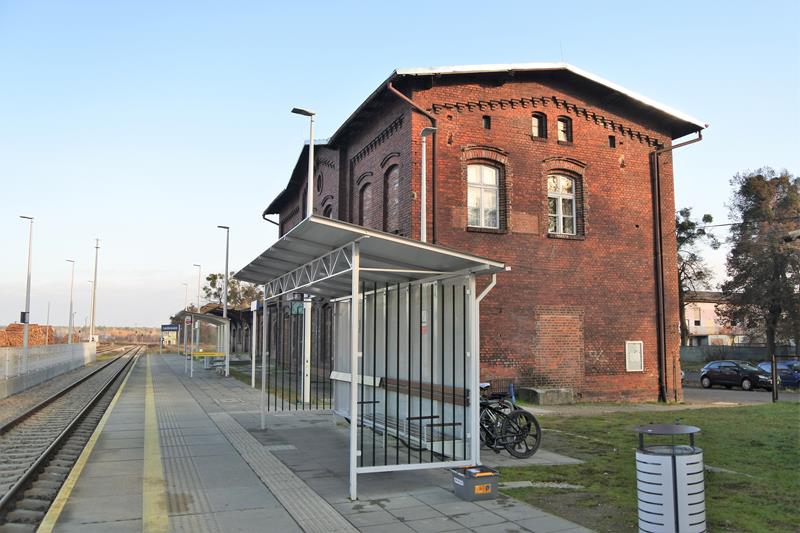 Łambinowice - stacja i dworzec (6).JPG