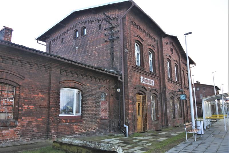 Łambinowice - stacja i dworzec (12).JPG
