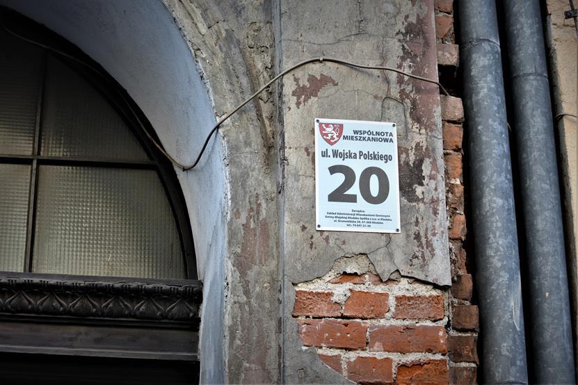 Ulica Wojska Polskiego 20 - resztki napisu (1).JPG