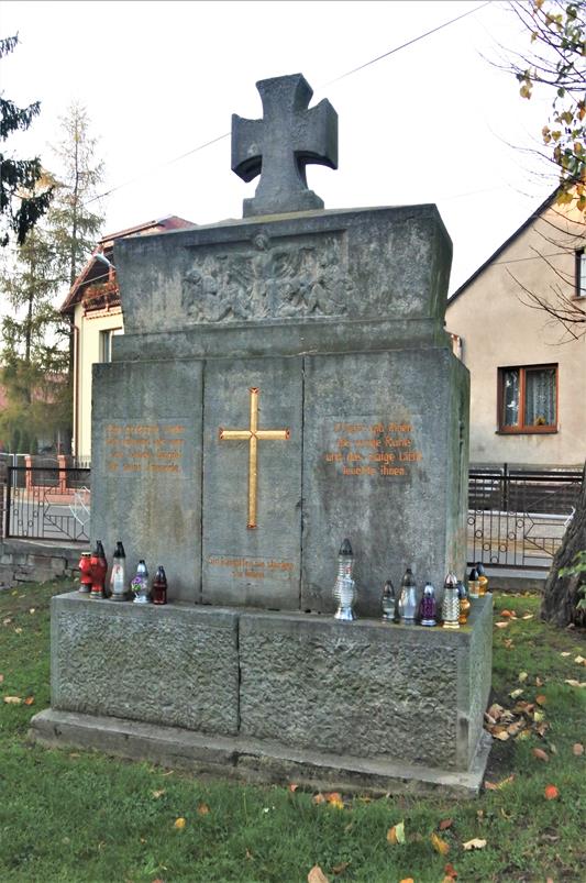 Radoszowy - pomnik poległych (16).JPG