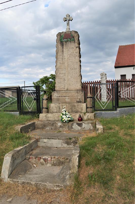 Pomnik wojenny (2).JPG
