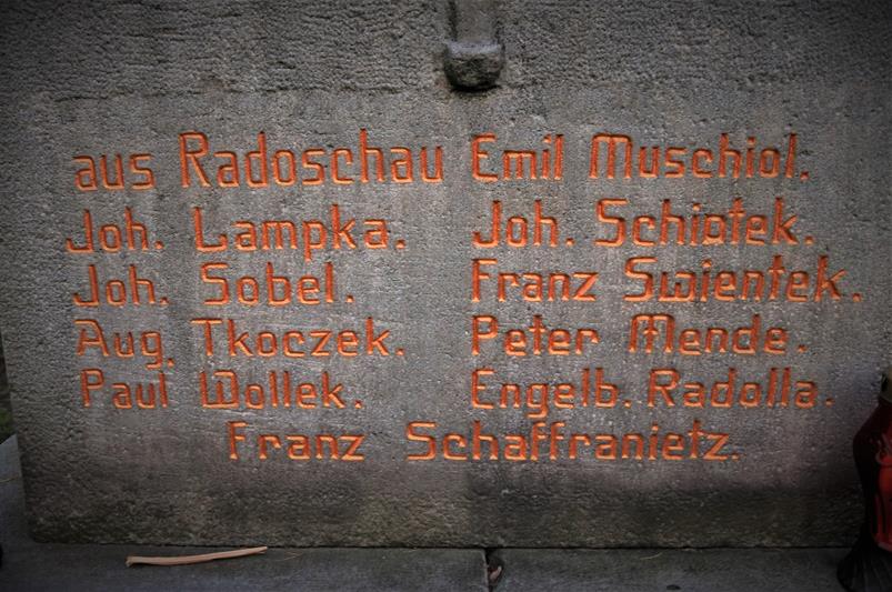 Nazwiska na pomniku.JPG