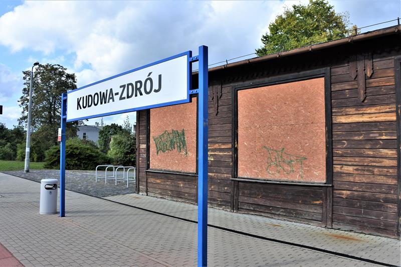 Kudowa - Zdrój, dworzec kolejowy i stacja (12).JPG