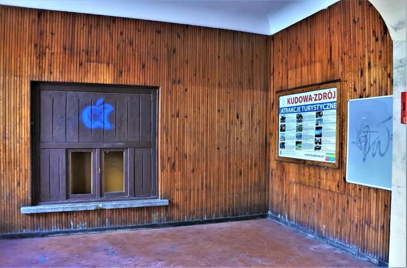 Wnętrze dworca - stan z 2019 roku (3).JPG