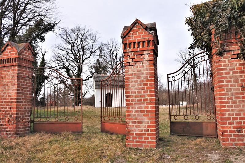 Strzegów - dawny cmentarz (2).JPG