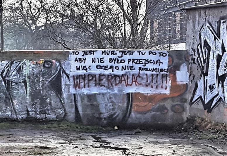 Sosnowiec - mur przy ulicy Gospodarczej (2).jpg